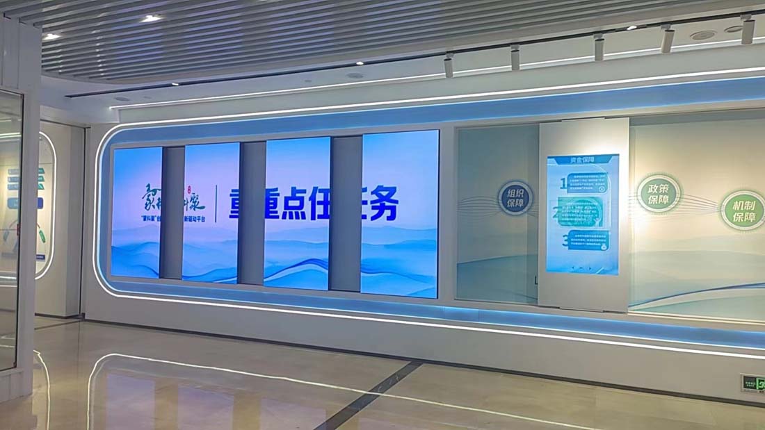 呼和浩特某科技展廳采用1.53開(kāi)合屏+滑軌屏方案，共計25平方-2.jpg